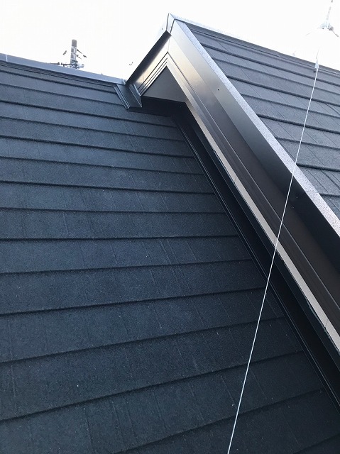 スレート屋根から横暖ルーフを使った屋根カバー工事を行いました！川口市屋根カバー工事　横暖ルーフαｓ　ニチハ　センタールーフ　スレートボロボロ　ガルバリウム鋼板　