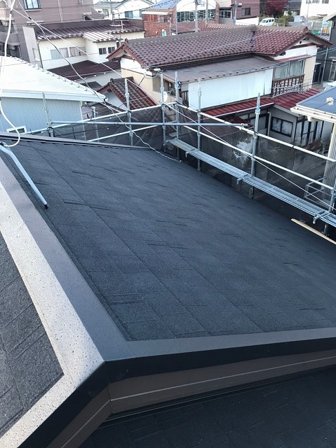 スレート屋根から横暖ルーフを使った屋根カバー工事を行いました！川口市屋根カバー工事　横暖ルーフαｓ　ニチハ　センタールーフ　スレートボロボロ　ガルバリウム鋼板　