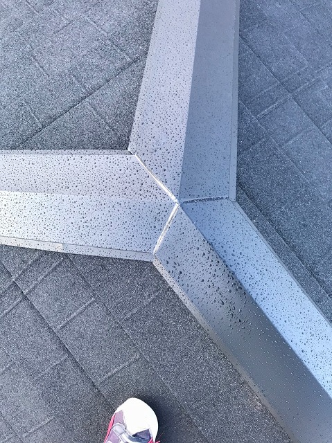 スレート屋根から横暖ルーフを使った屋根カバー工事を行いました！川口市屋根カバー工事　横暖ルーフαｓ　ニチハ　センタールーフ　スレートボロボロ　ガルバリウム鋼板　