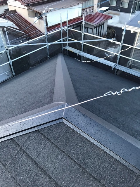 スレート屋根から横暖ルーフを使った屋根カバー工事を行いました！川口市屋根カバー工事　横暖ルーフαｓ　ニチハ　センタールーフ　スレートボロボロ　ガルバリウム鋼板　