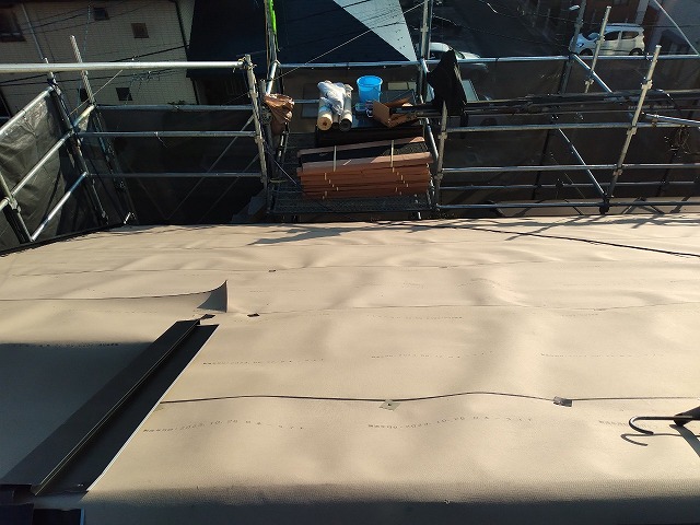 スレート屋根から横暖ルーフを使った屋根カバー工事を行いました！川口市屋根カバー工事　横暖ルーフαｓ　ニチハ　センタールーフ　スレートボロボロ　ガルバリウム鋼板　