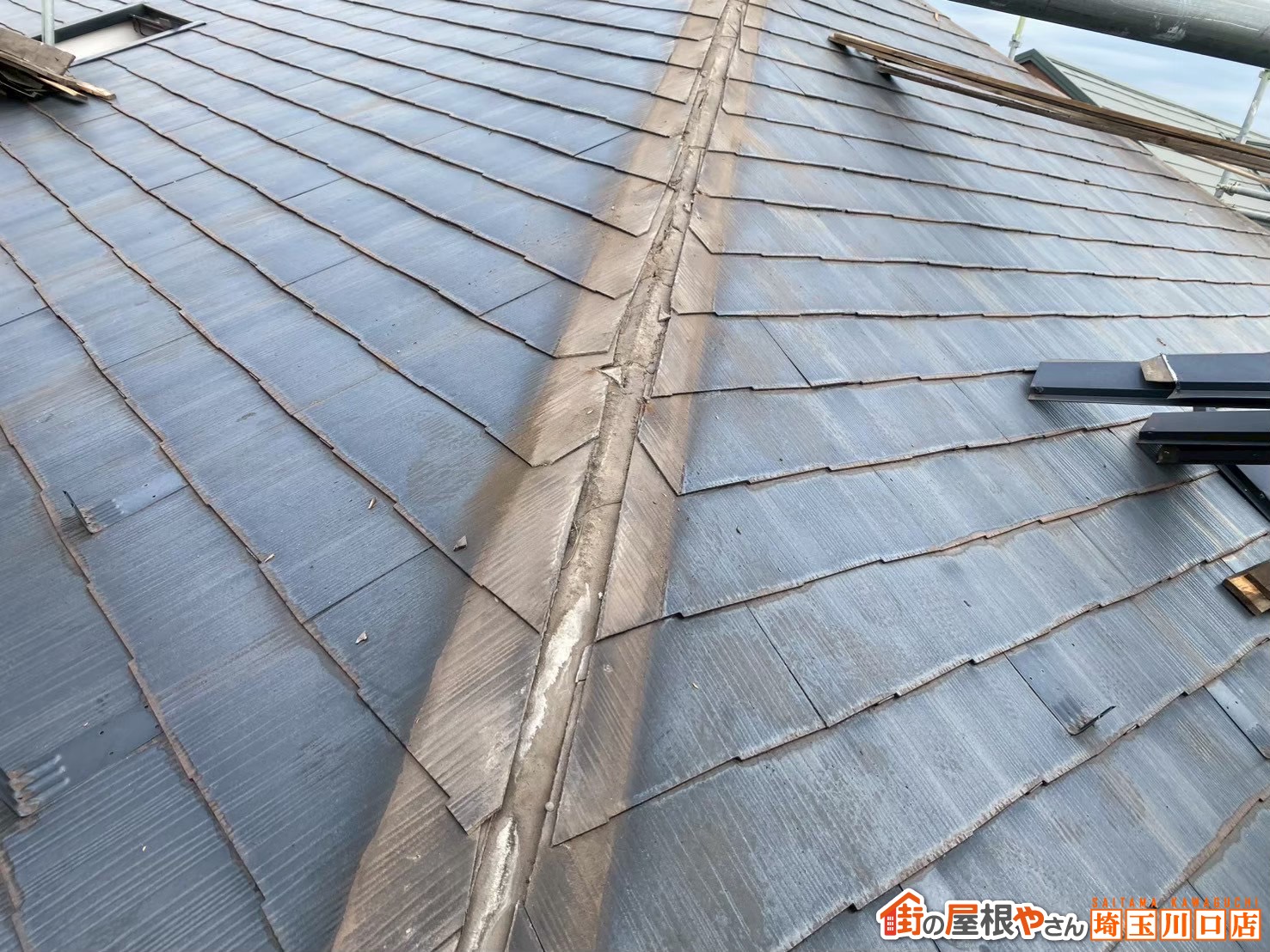 棟板金、木製貫板を撤去した屋根