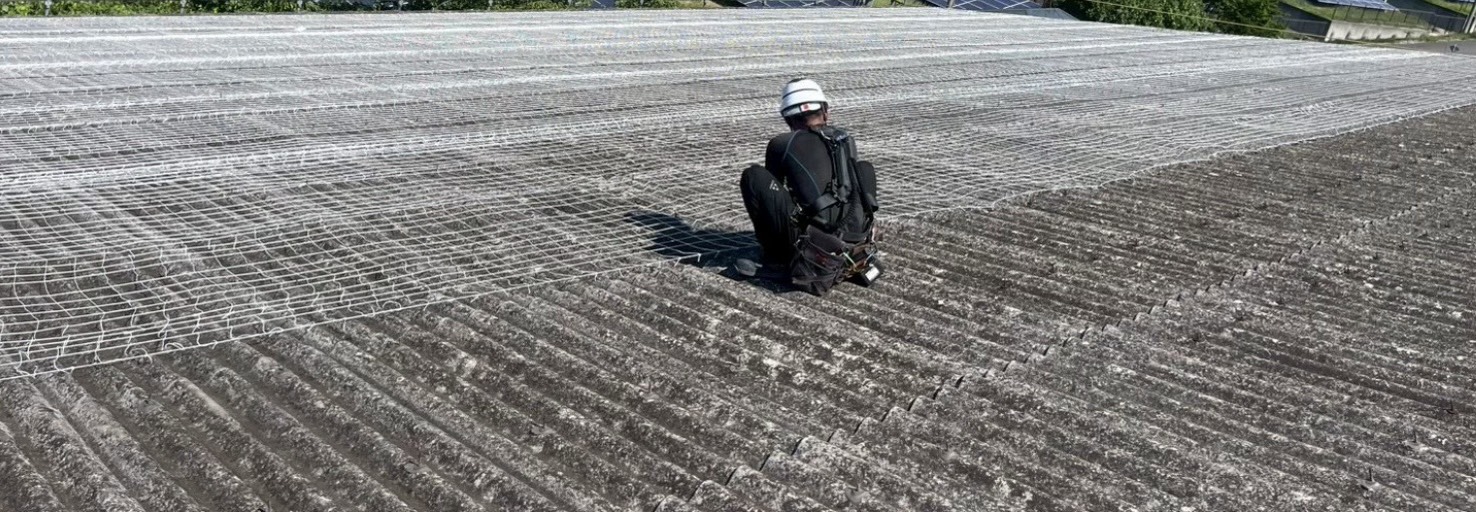 落下防止ネット施工中