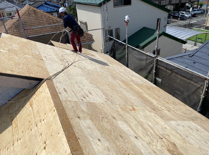 パミール屋根にコンパネを増し張り