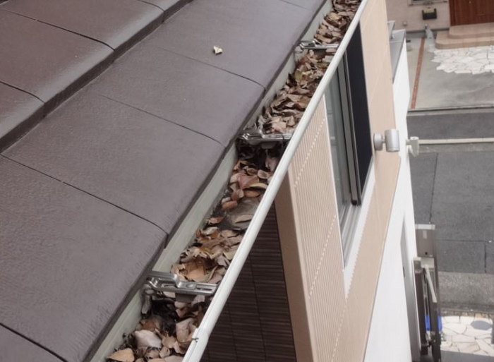 雨樋に落ち葉がいっぱいに詰まっている様子