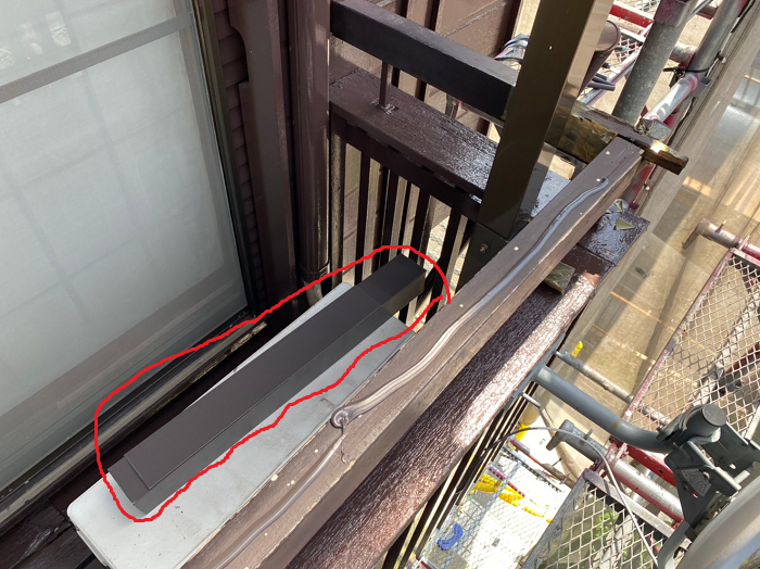 笠木を接着するためのコーキングと平板を加工した板金笠木