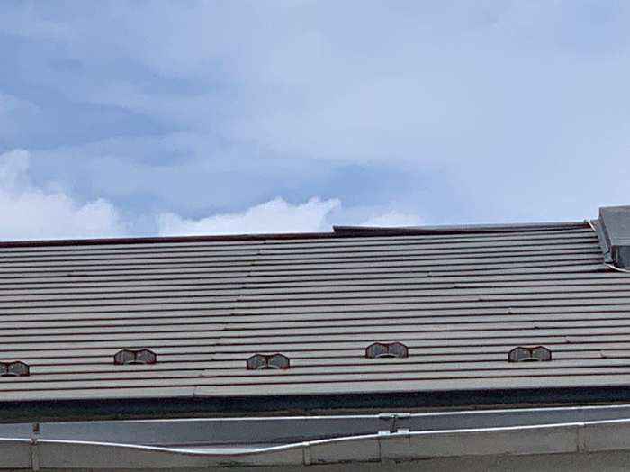 下から見た飛散した棟