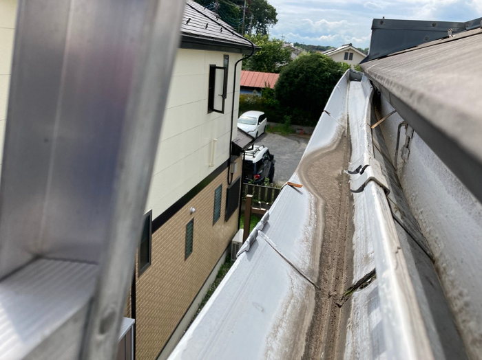 前かがみに倒れた雨樋