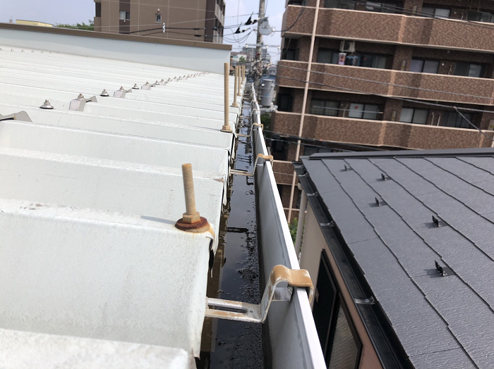勾配不良で雨が溜まったままの雨樋