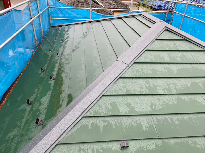 セメント瓦を葺き替え工事で金属屋根に