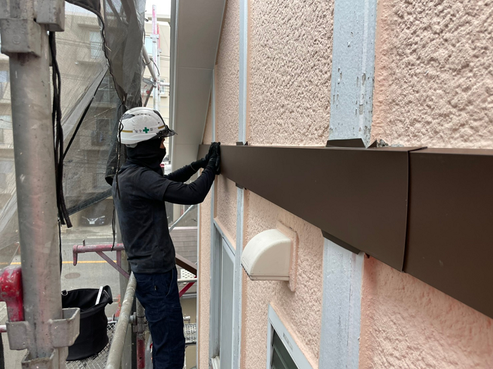 幕板板金施工中