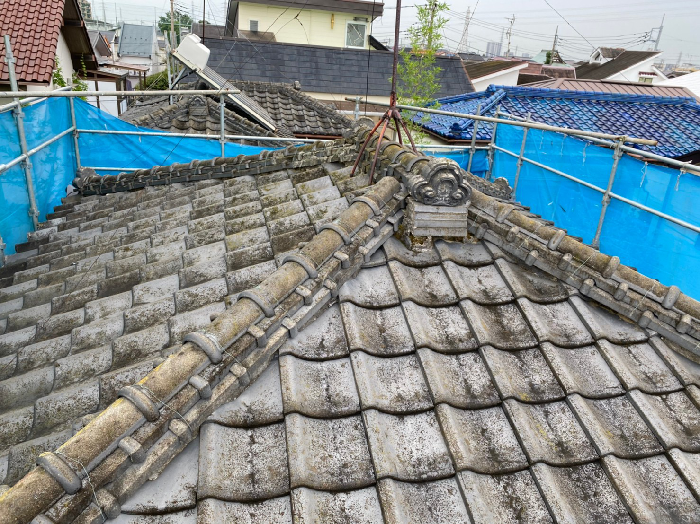 塗装が剥げて劣化したセメント瓦