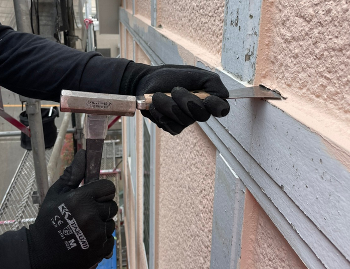 既存のコーキングを撤去