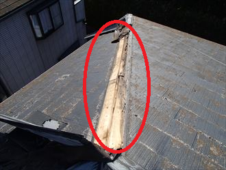 台風の影響で棟板金が飛散した様子