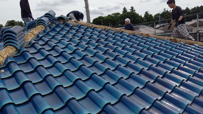 瓦おろしを行っている風景