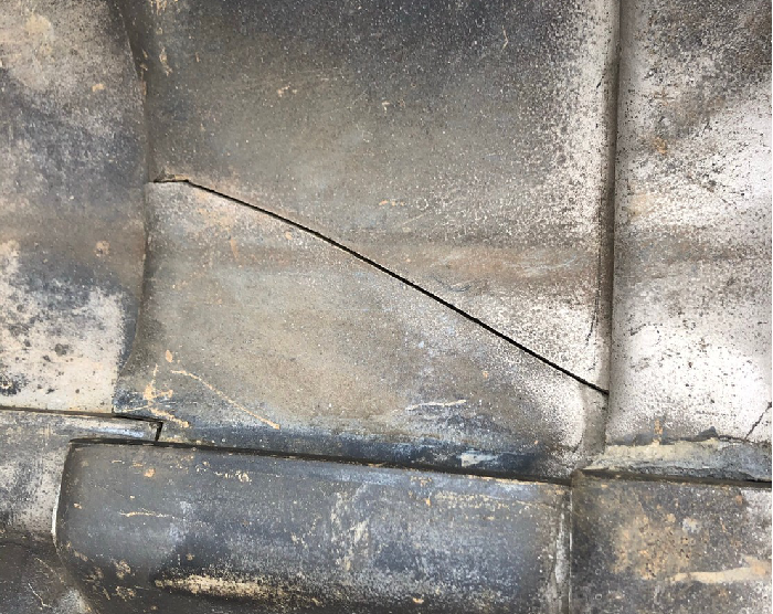 瓦にヒビが入っている状態