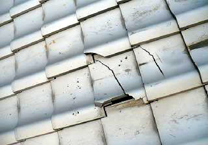 瓦が割れた状態