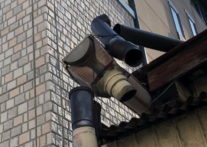 雨樋の部分的な外れ