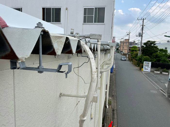 大型雨樋の金具を取り付け