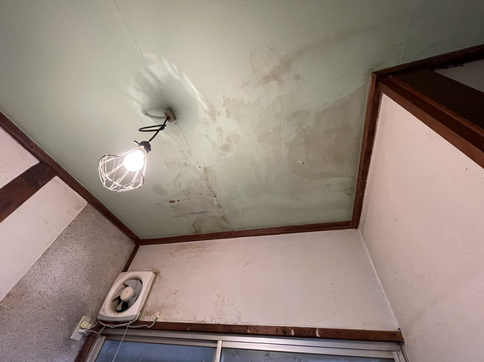 雨漏りが起きて天井まで雨染みができてる状態