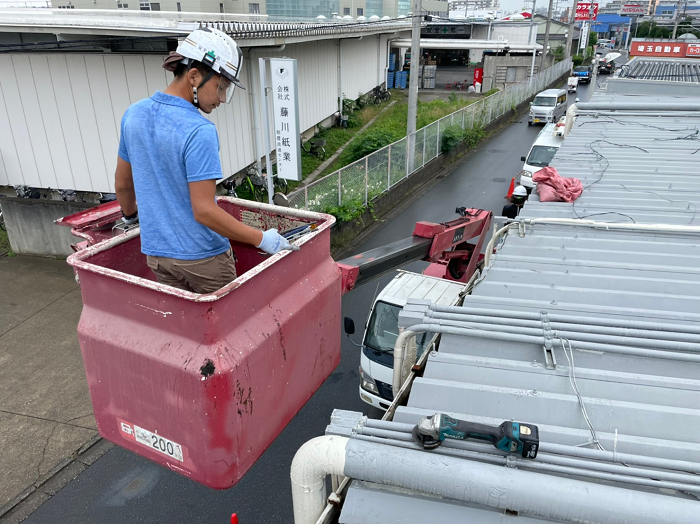高所作業車を使用して工事
