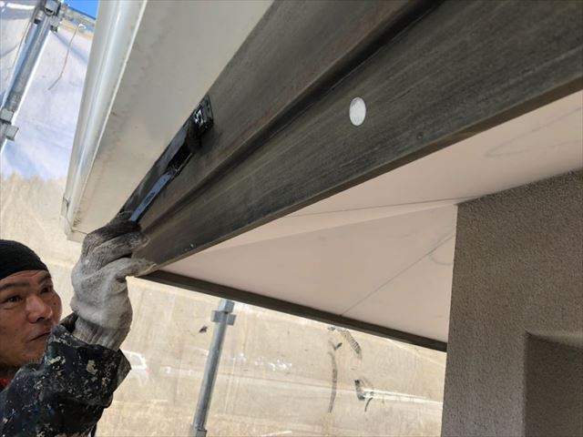 鼻隠しの塗装です