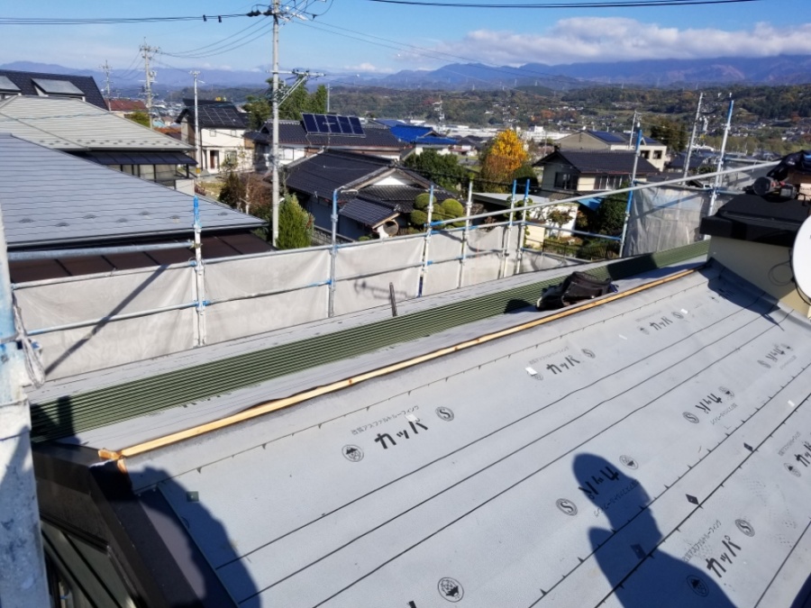 ガルバニウム鋼板を上げています