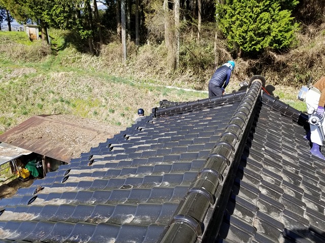 屋根上の枯葉綺麗になりました