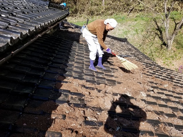 屋根上の枯葉の掃除です