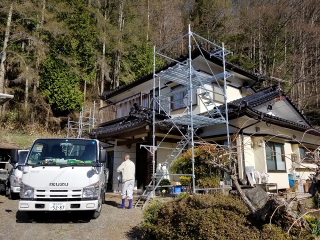 足場の設置からです