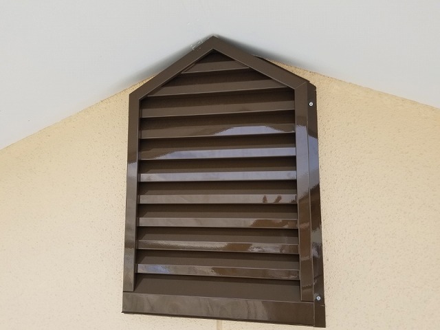 ステンレスガラリを取り付けていきます