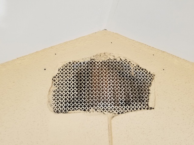 ガラリを取り付けていきます