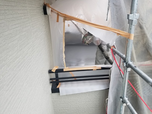 飛散防止用にベランダ全体を養生していきます①