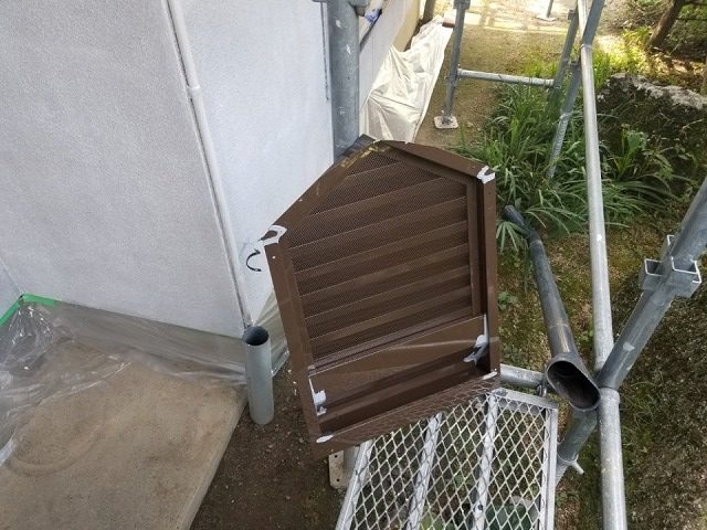 ガラリを取り付けていきます