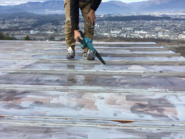 ブロアーを使って乾かします。