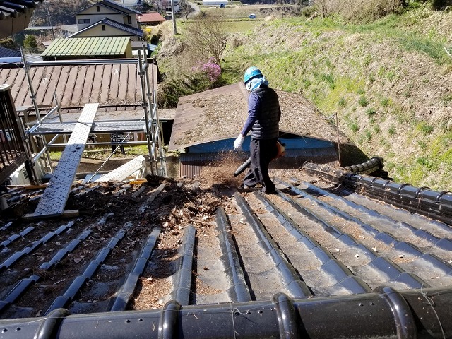 屋根上の枯葉の掃除です　ブロアーで飛ばします