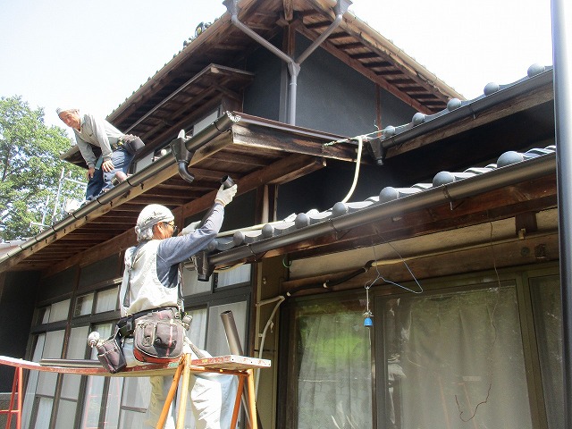 雨樋_軒樋を取付していきます。