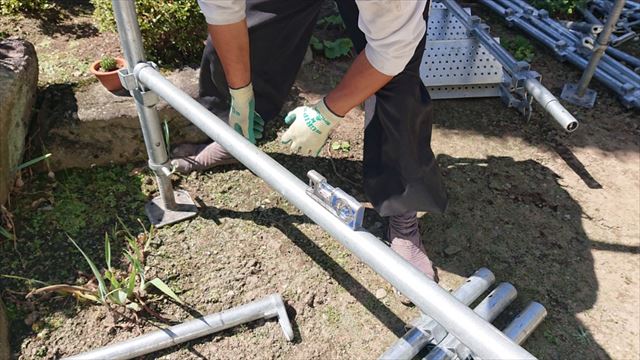 長野県駒ヶ根市モルタル外壁塗装足場作業7