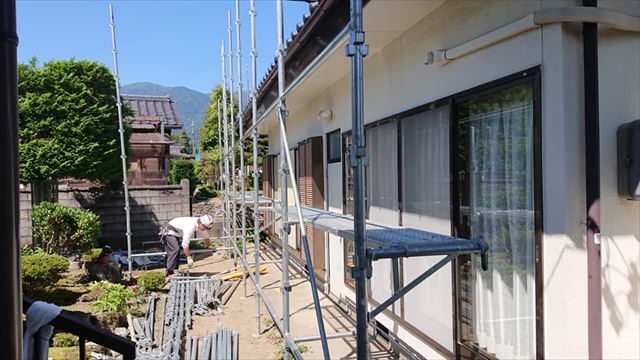 長野県駒ヶ根市モルタル外壁塗装足場作業6