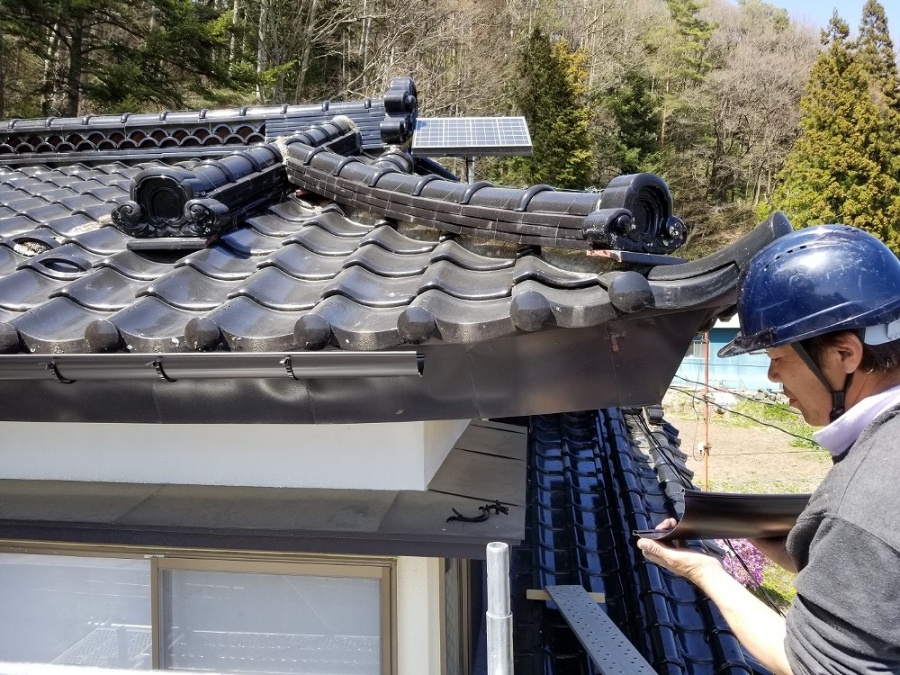 軒樋を取り付けます