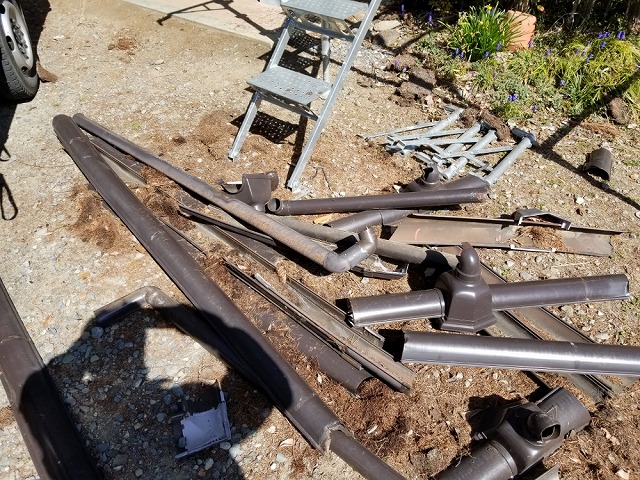 既存雨樋の撤去します