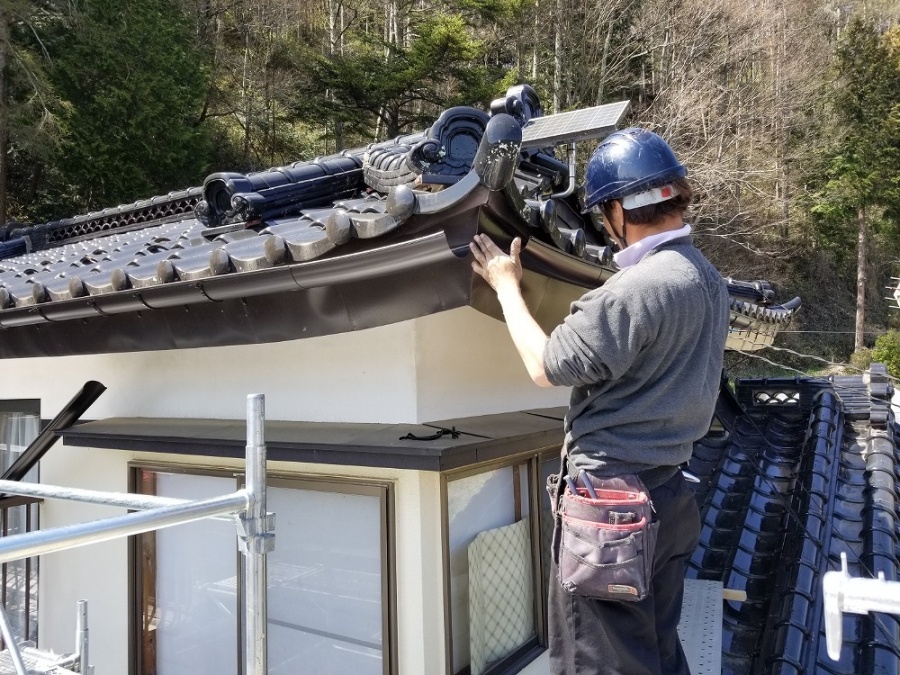 軒樋コーナーを取り付けます