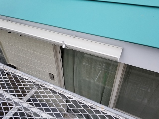 雨樋を交換します