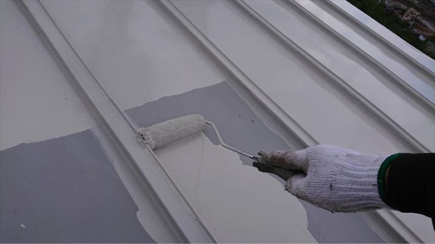 三晃葺きトタン中塗りです