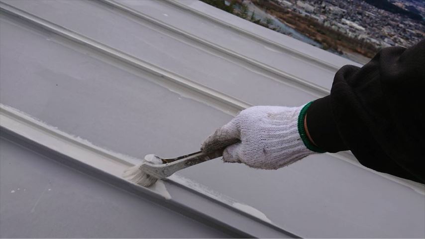 三晃葺きトタン中塗りです