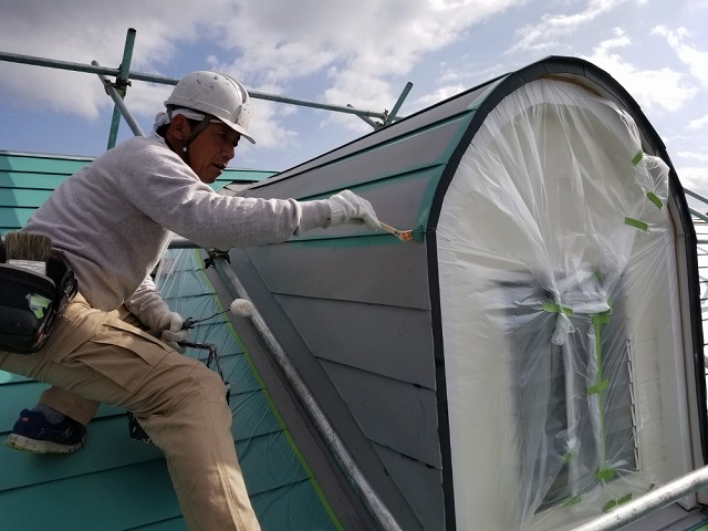 鳩小屋の上塗り塗装をします