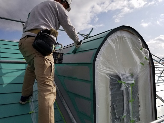 鳩小屋の上塗り塗装をします