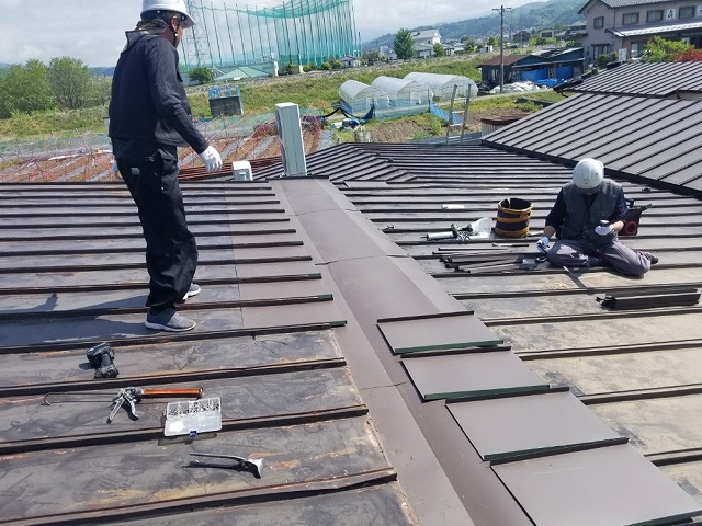 雨漏り板金補修開始です④