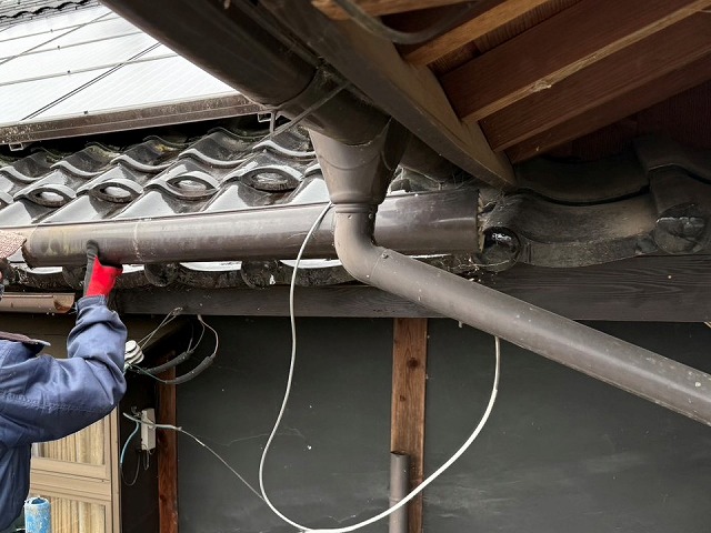 平屋住宅の雨樋交換工事で既存の雨樋を取り外している状況