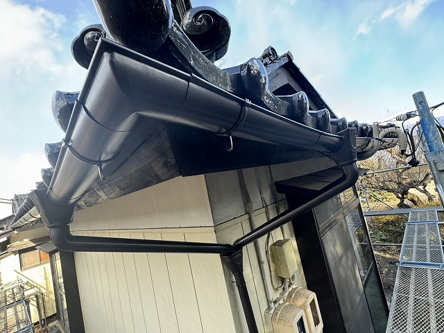 経年劣化で傷んでいた雨樋の交換工事が完了した状況